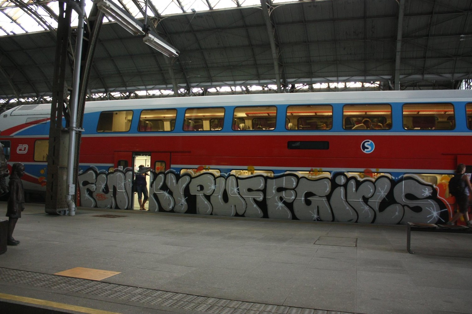 Dokumenty Girl Power, Kino Lucerna a Počátky v České televizi