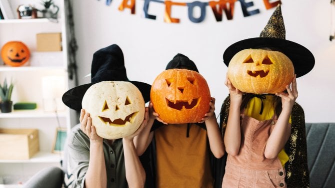 Matka s dětmi doma slaví halloween