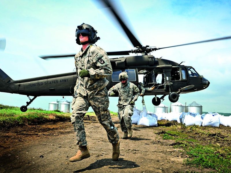  Ikonická helikoptéra. Stroje Black Hawk vděčí za svou slávu i nešťastné operaci v Somálsku, kterou zachycuje dílo Černý jestřáb sestřelen