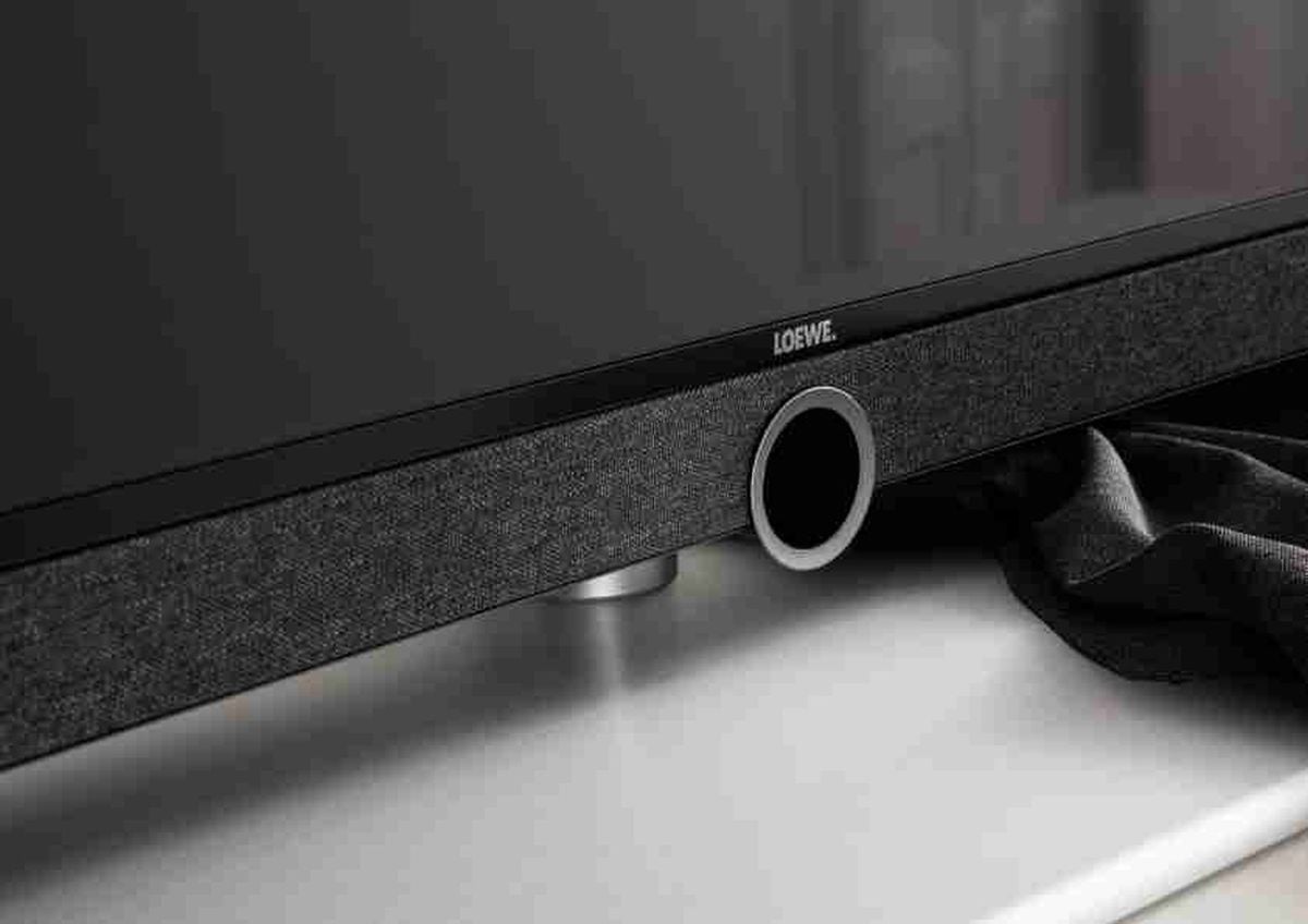 Textilní kryt je nabízen ve dvou odstínech šedé, pod "knoflíke" je umístěn síťový vypínač.