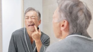 Náhledový obrázek - Profesionální čištění a domácí péče patří mezi účinné metody, jak léčit paradentózu