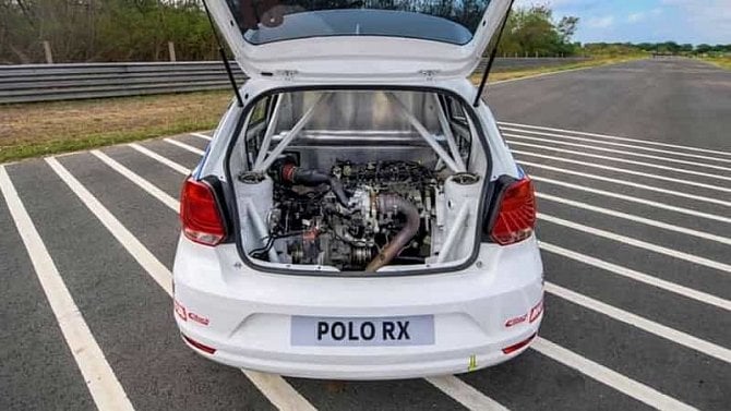 VW představil nové závodní Polo. Má přes 200 koní, motor vzadu a pohon zadních kol