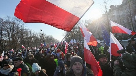 Náhledový obrázek - Ve Varšavě protestují tisíce lidí. Ministr vnitra mluví o puči