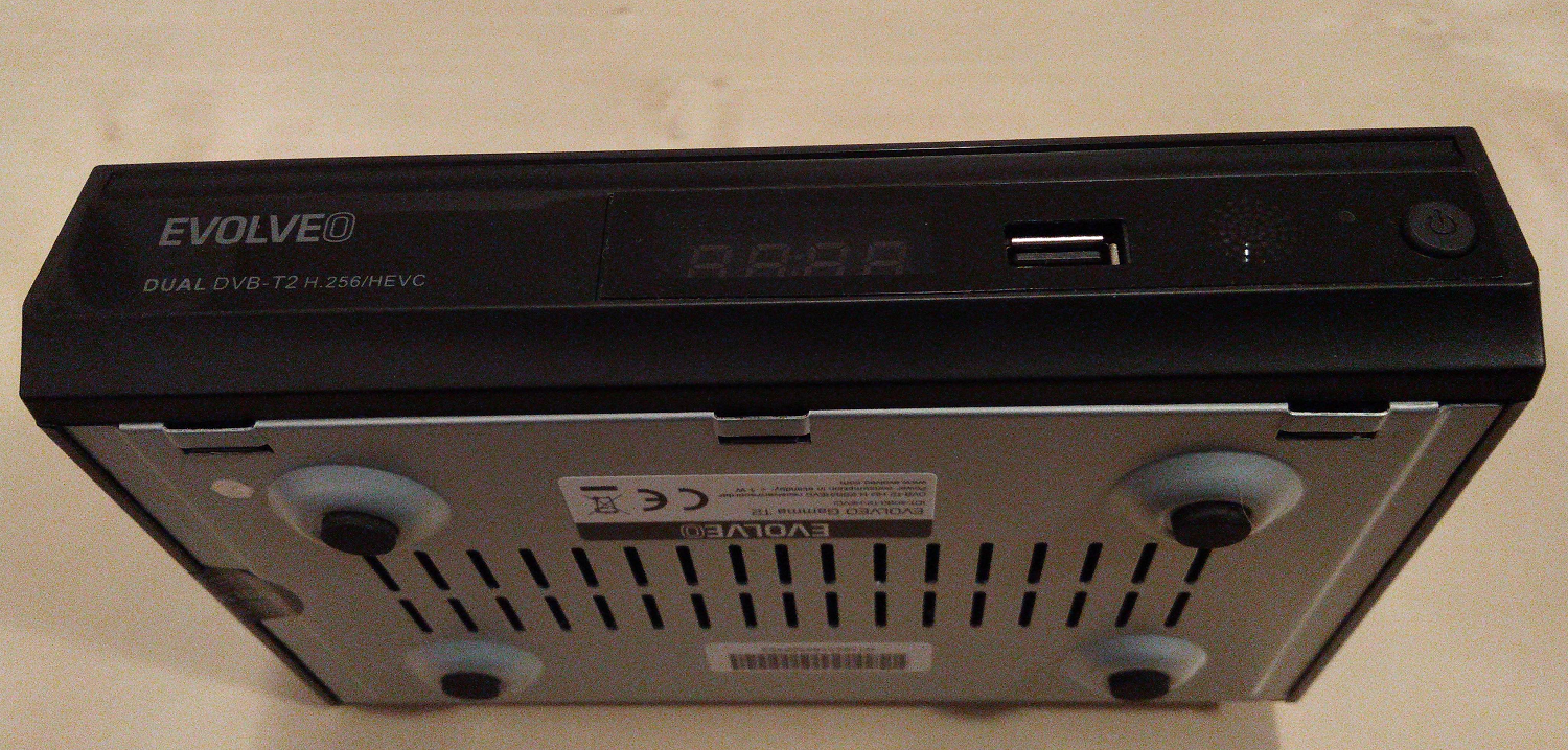 Přední strana přístroje.