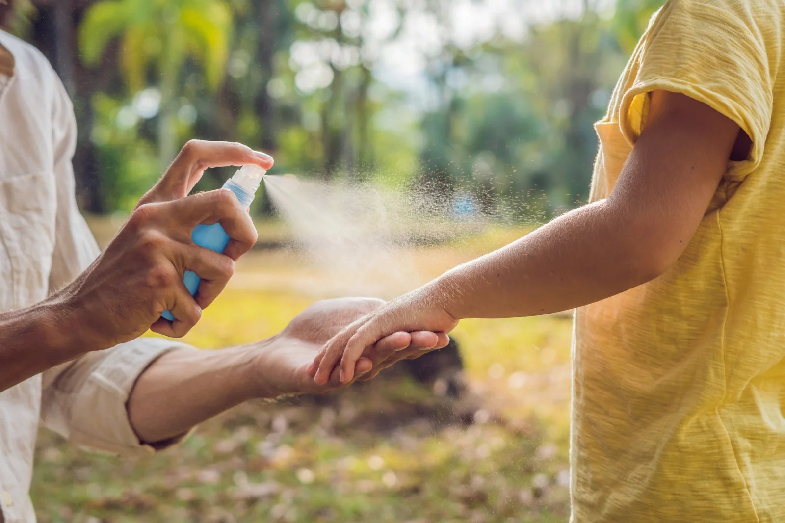 Mezi nejúčinnější preventivní opatření patří používání repelentů proti hmyzu. Účinné je rovněž použití vhodného oblečení – pomůže třeba světlé oblečení, na kterém budou klíšťata lépe vidět.