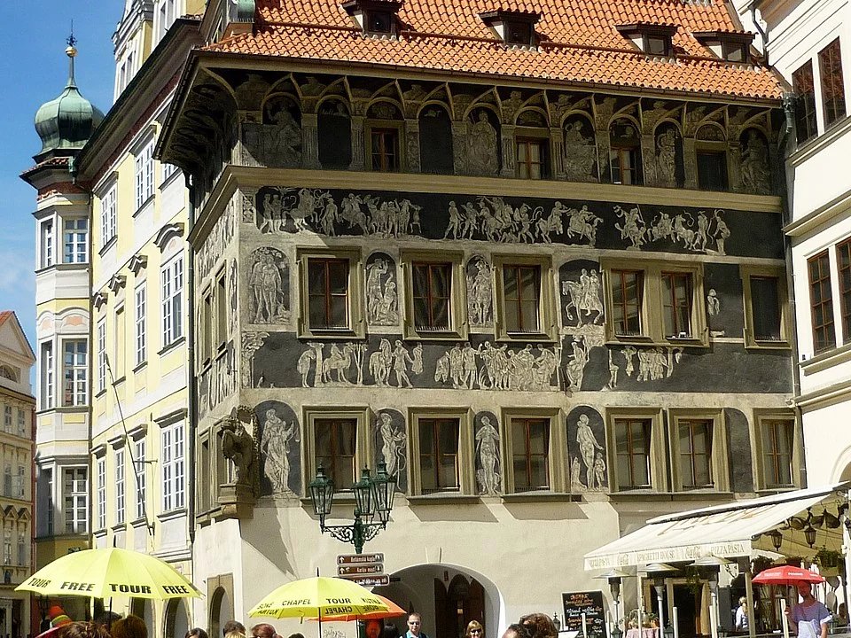 Kafka a jeho rodina žili v pražském Domě u minuty v letech 1889 až 1896. Narodily se zde jeho tři sestry.