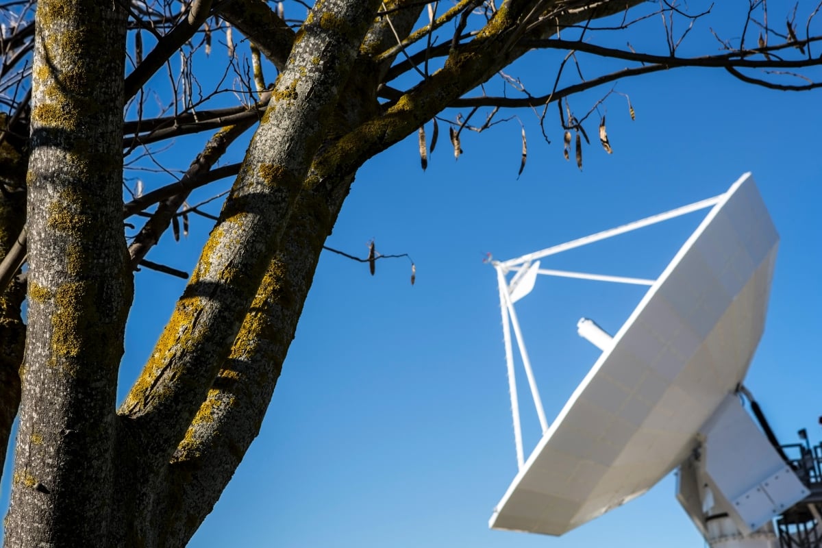 Pozemní satelitní stanice slouží jako spojovník mezi satelitem a terminálem na letadle.