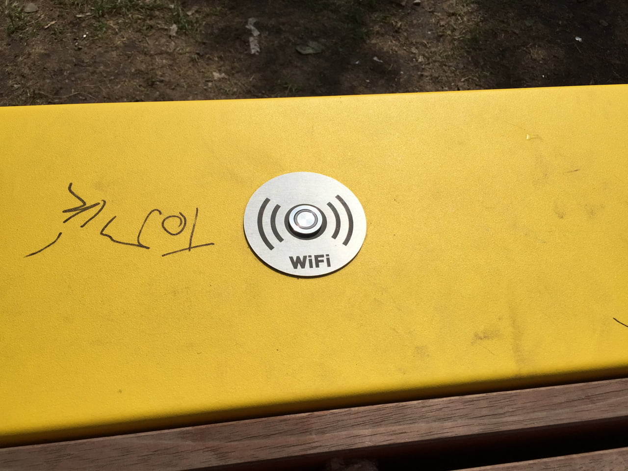 Chytrá lavička smartcité od mmcité u Rudolfina v Praze