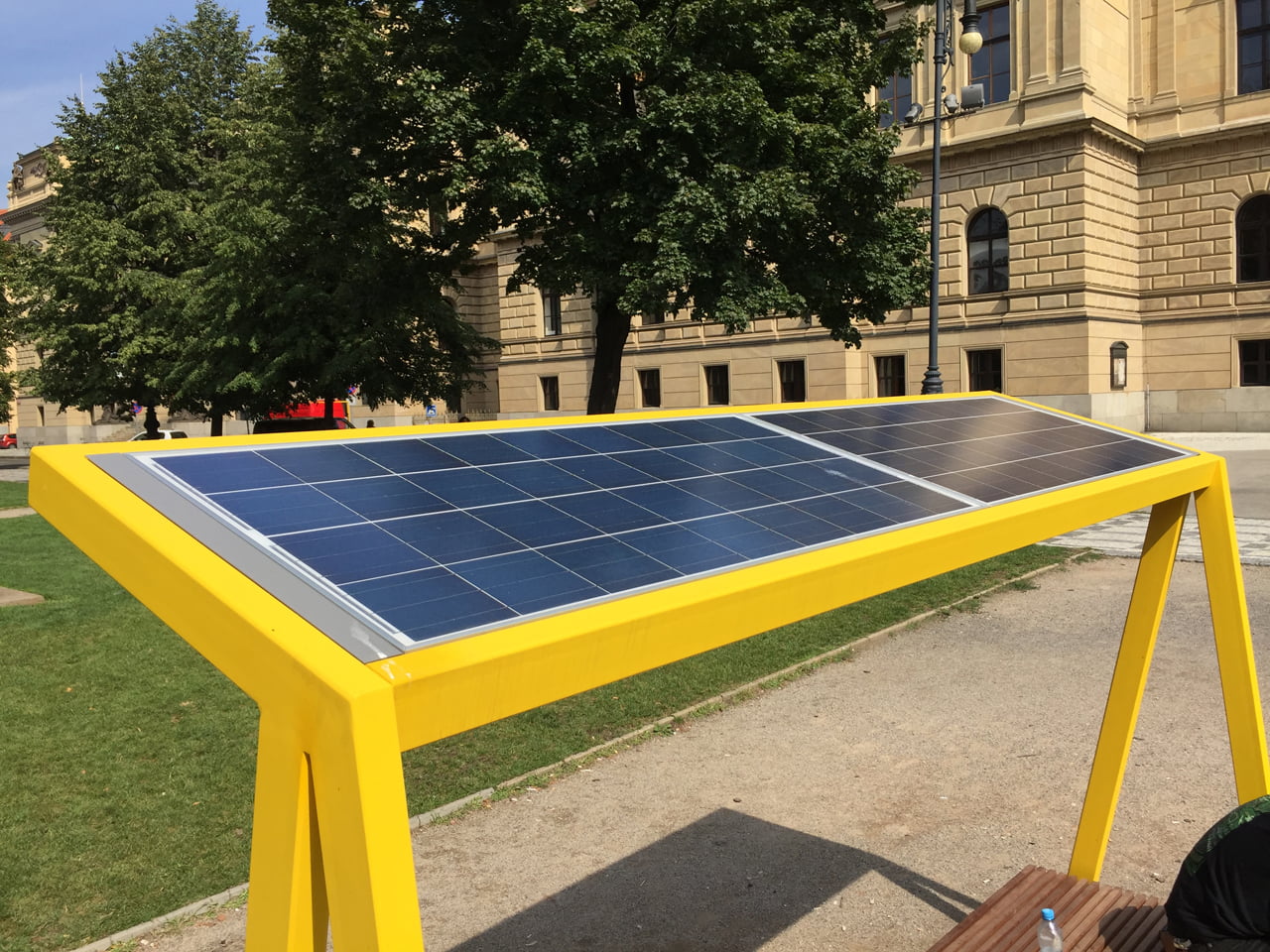 Chytrá lavička smartcité od mmcité u Rudolfina v Praze