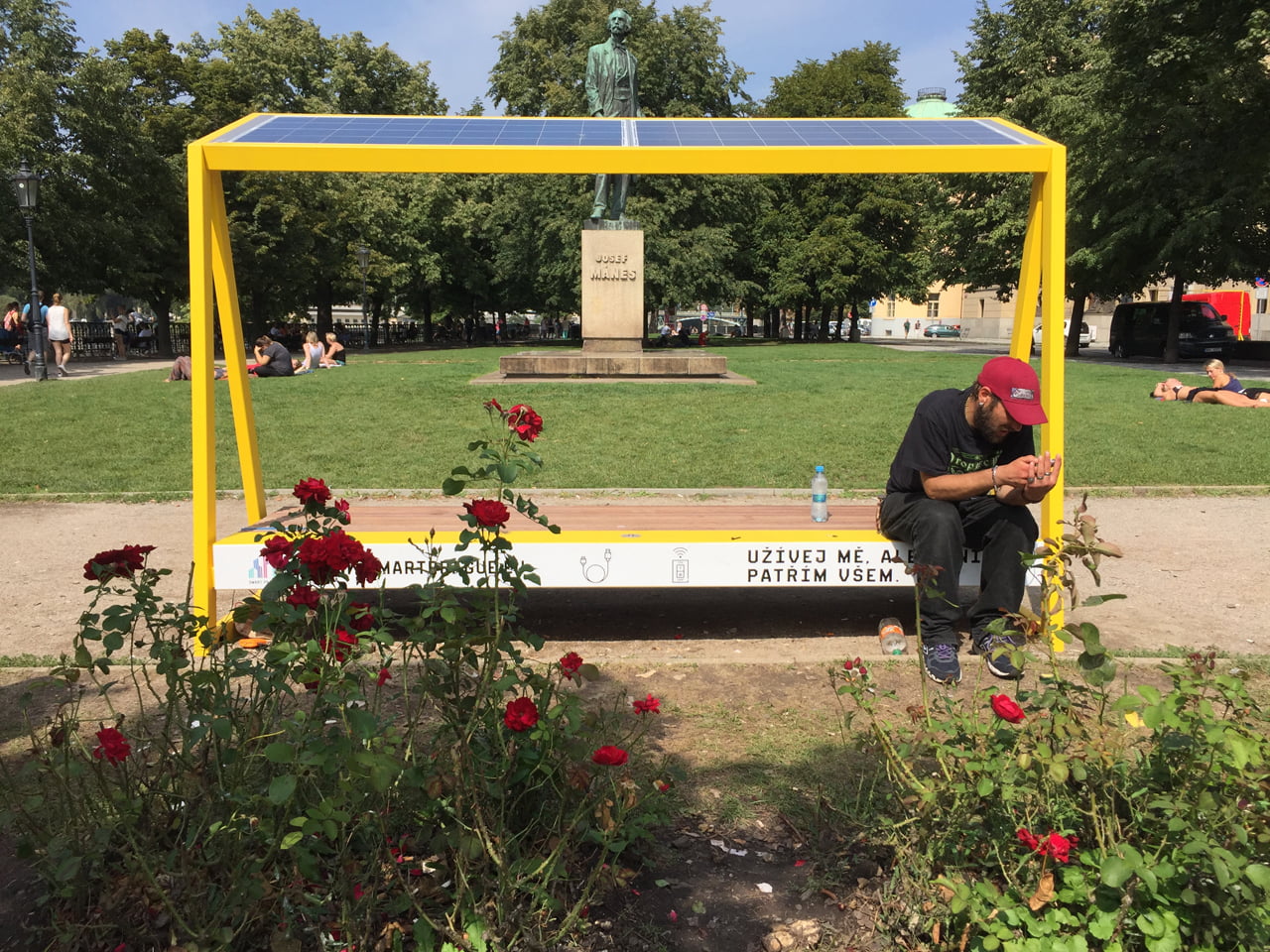 Chytrá lavička smartcité od mmcité u Rudolfina v Praze