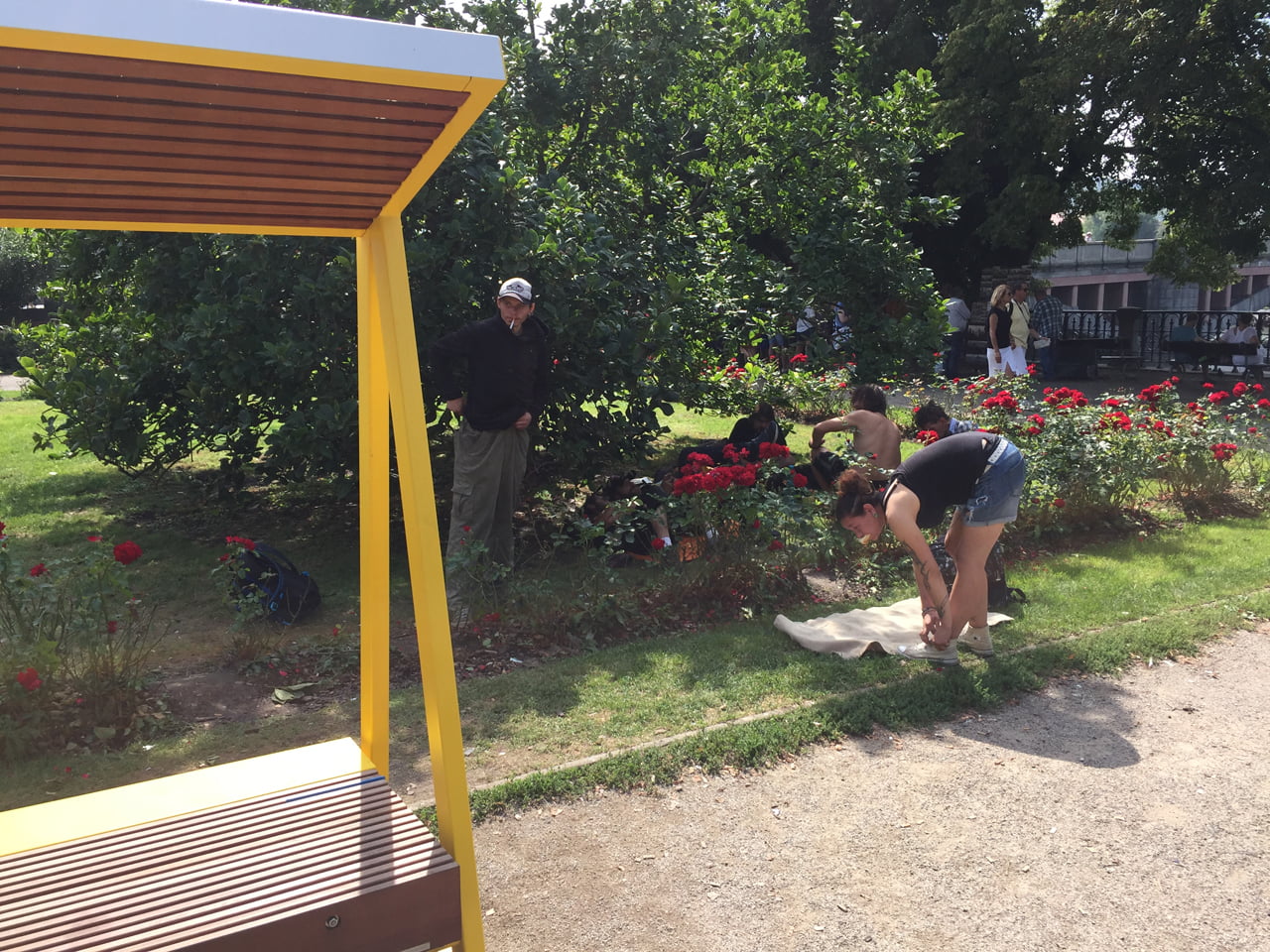 Chytrá lavička smartcité od mmcité u Rudolfina v Praze