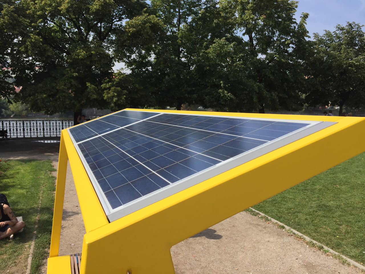 Chytrá lavička smartcité od mmcité u Rudolfina v Praze