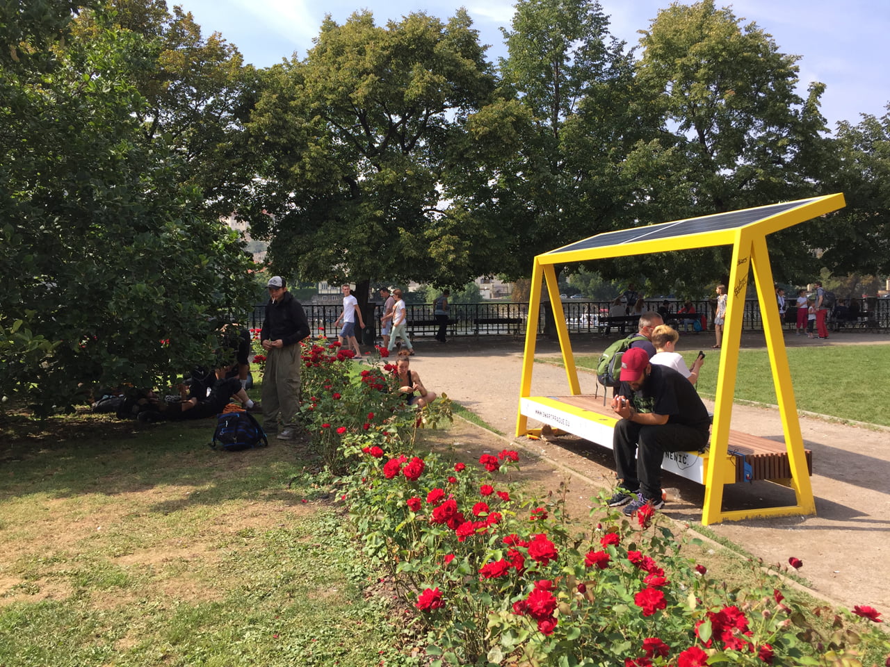 Chytrá lavička smartcité od mmcité u Rudolfina v Praze