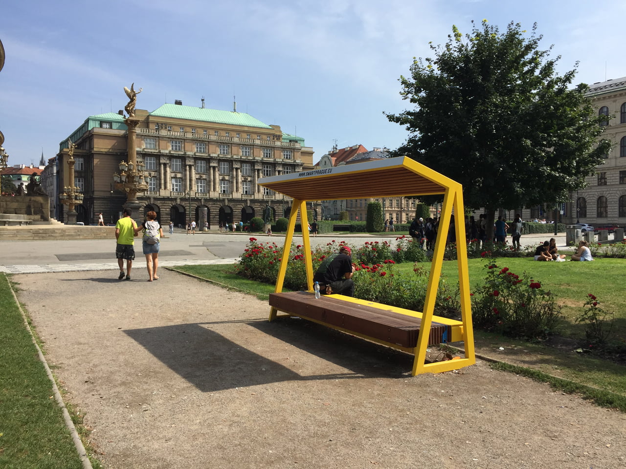 Chytrá lavička smartcité od mmcité u Rudolfina v Praze