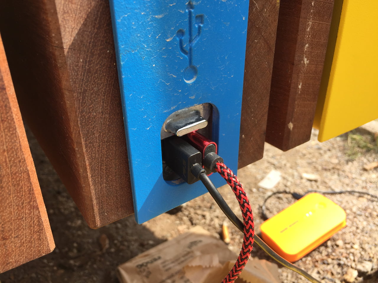 Chytrá lavička smartcité od mmcité u Rudolfina v Praze