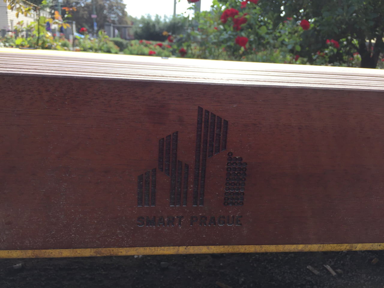 Chytrá lavička smartcité od mmcité u Rudolfina v Praze