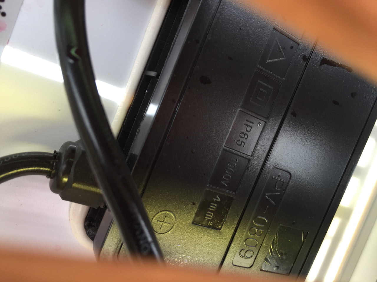 Chytrá lavička smartcité od mmcité u Rudolfina v Praze