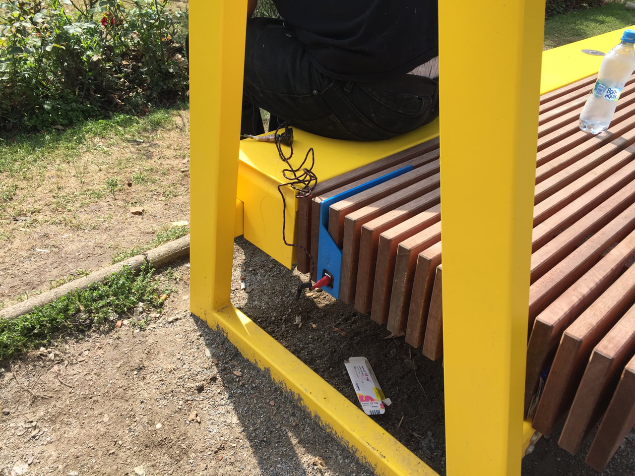 Chytrá lavička smartcité od mmcité u Rudolfina v Praze