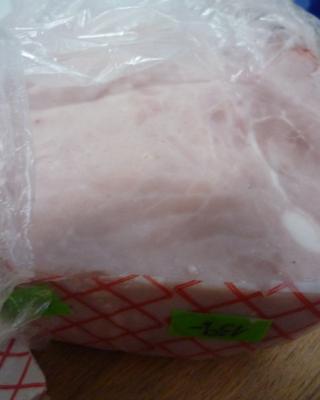 Dušená šunka standardní. Kategorie: Nebezpečné potraviny. Nevyhovující parametr: vzhled, podmínky skladování, vůně. Potravina měla oslizlý a lepkavý povrch a zapáchala po kažení. Potravina se nepovažuje za bezpečnou, pokud jeví známky kažení. Potravina byla skladována při nevyhovujících teplotních podmínkách a měla neznámé datum použitelnosti. Z tohoto důvodu nejsou uvedeny informace o výrobci. Místo kontroly: Chanh Le Quang, Němčice nad Hanou