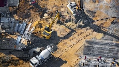 Náhledový obrázek - Stavebníkům chybí základní surovina. Firmy řeší, jak stavět z pouštního písku