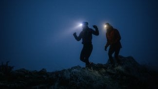 Účastníci noční soutěže v horách