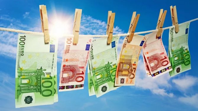 Slunečný den a peníze pověšené na prádelní šňůře