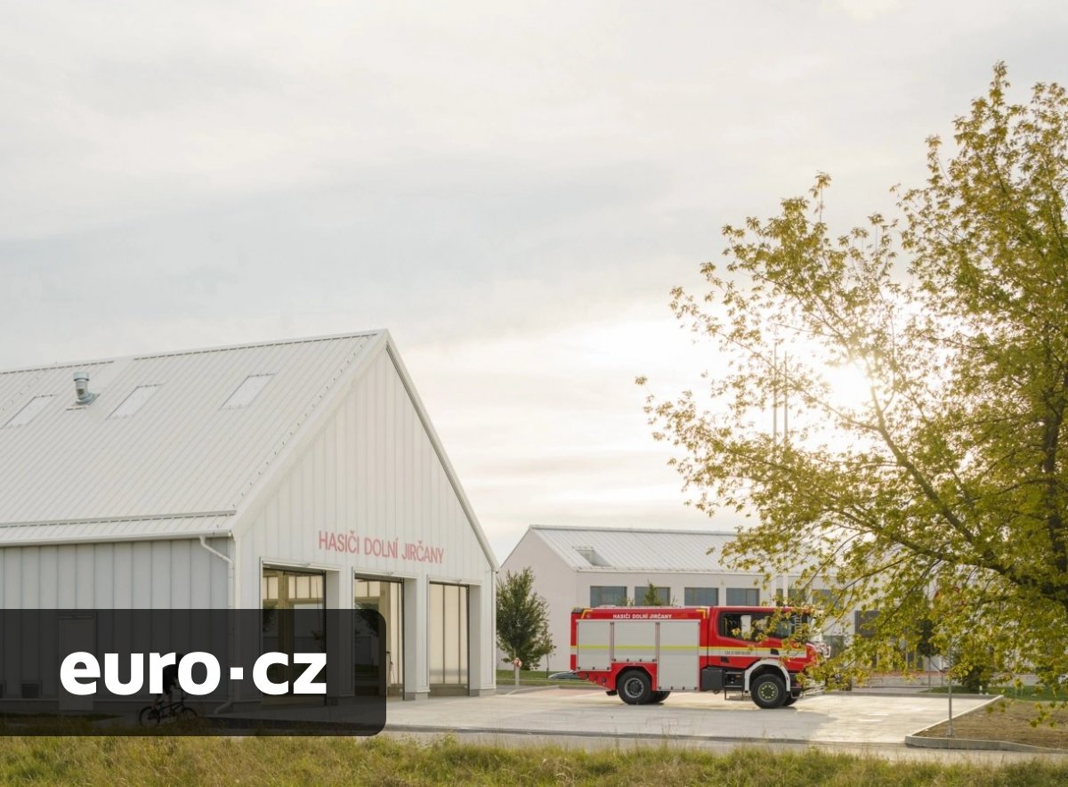 Technická stavba s duší venkova. Studio SOA navrhlo v Dolních Jirčanech hasičskou zbrojnici kombinující funkčnost a moderní architekturu