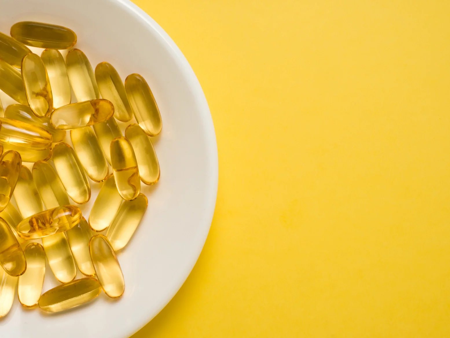 V horších případech, kdy se hladina vitaminu D pohybuje pod normou dlouhodobě, může dojít k rozvoji diabetu, alergií, kardiovaskulárních nebo nádorových onemocnění či k řídnutí kostí neboli osteoporóze,