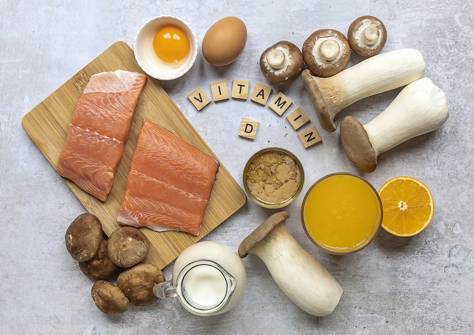 Ve dnech, kdy není možné čerpat dostatečnou zásobu vitaminu D ze slunečního záření, sáhněte pro jeho doplnění po rybách, jako je losos, tuňák nebo sleď.