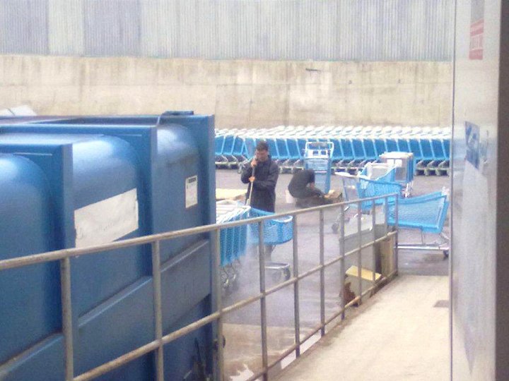 Tajně vyfocené neodborné čištění vozíků - na stejném místě se manipuluje i s potravinami