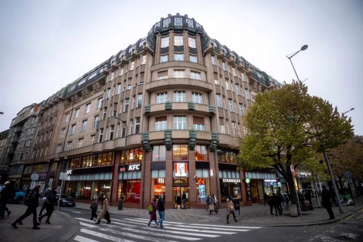 Nová restaurace KFC na Václavském náměstí, dříve tu byla banka