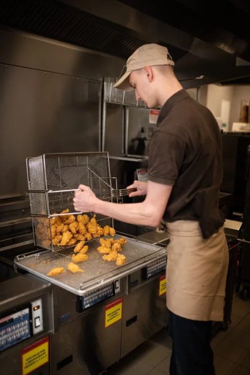 Otevřená kuchyň zdejšího KFC je hned za pokladnami v přízemí
