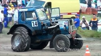 Náhledový obrázek - Video: Zemědělský rallykros? Ne, jen ruské závody traktorů