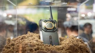 Barcelona, Španělsko - 3. března 2025 - Mobile World Congress 2025, 5G odolný mobilní telefon pro outdoorová dobrodružství