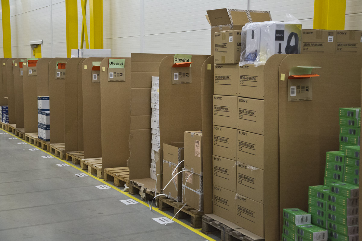 Distribuční centrum Amazonu v Dobrovízi