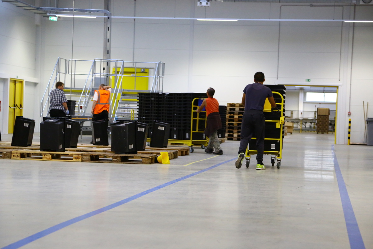 Distribuční centrum Amazonu v Dobrovízi