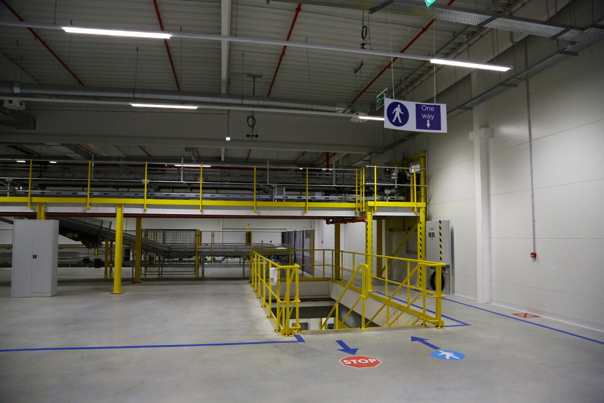 Distribuční centrum Amazonu v Dobrovízi