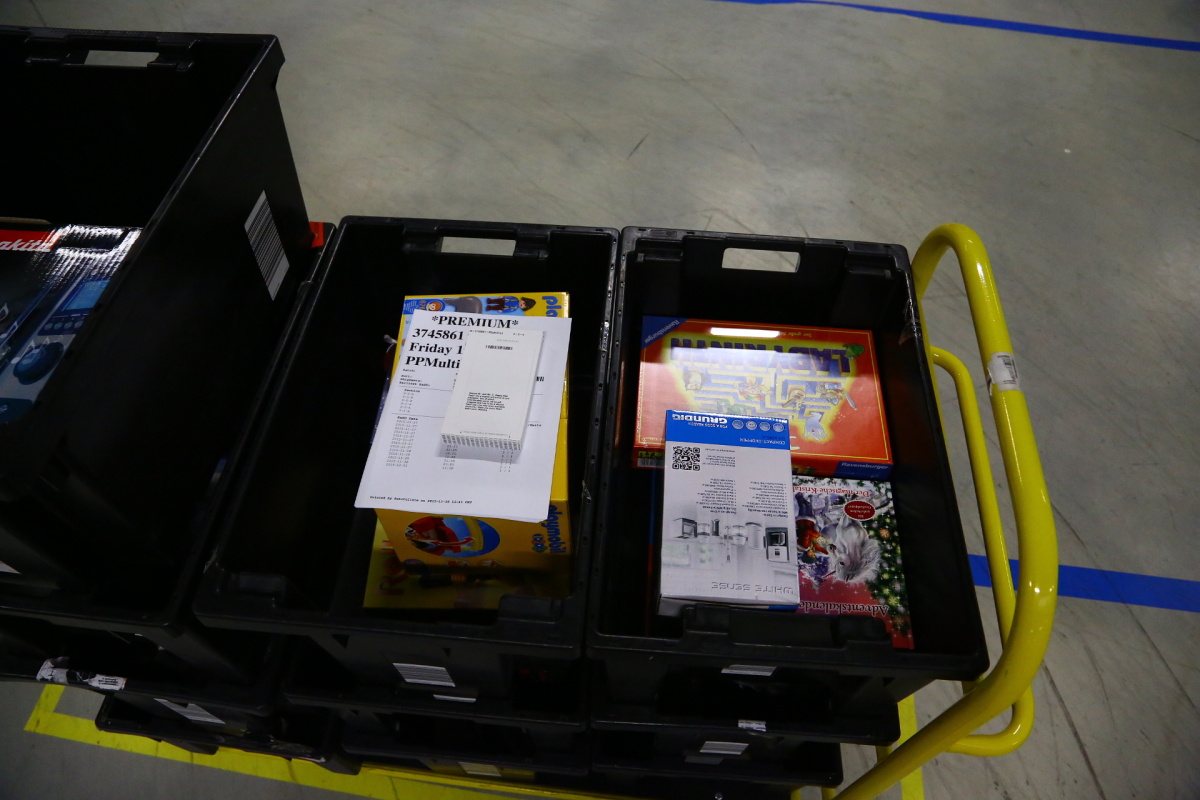 Distribuční centrum Amazonu v Dobrovízi