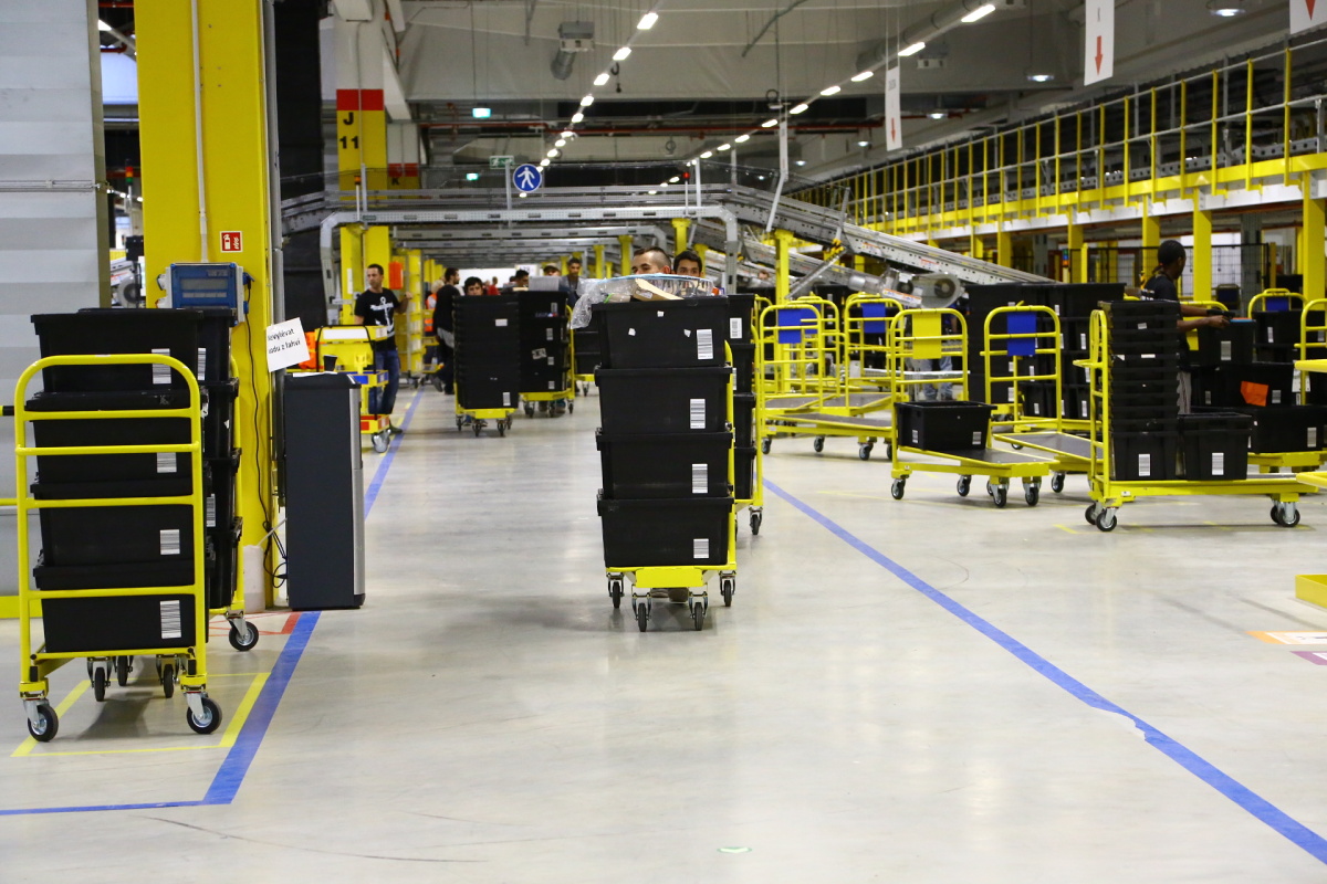 Distribuční centrum Amazonu v Dobrovízi