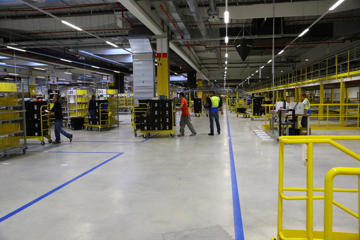 Distribuční centrum Amazonu v Dobrovízi