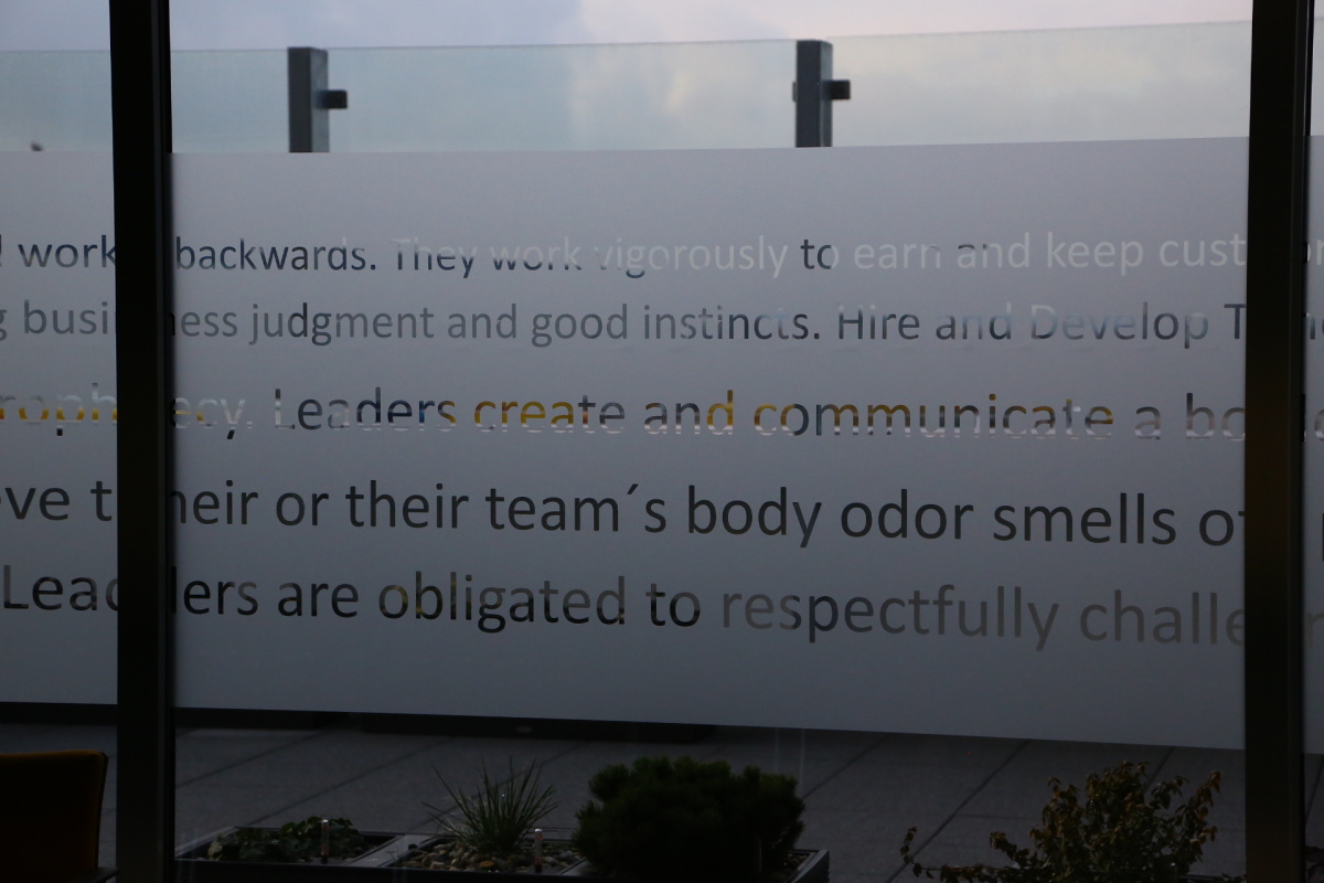 Distribuční centrum Amazonu v Dobrovízi