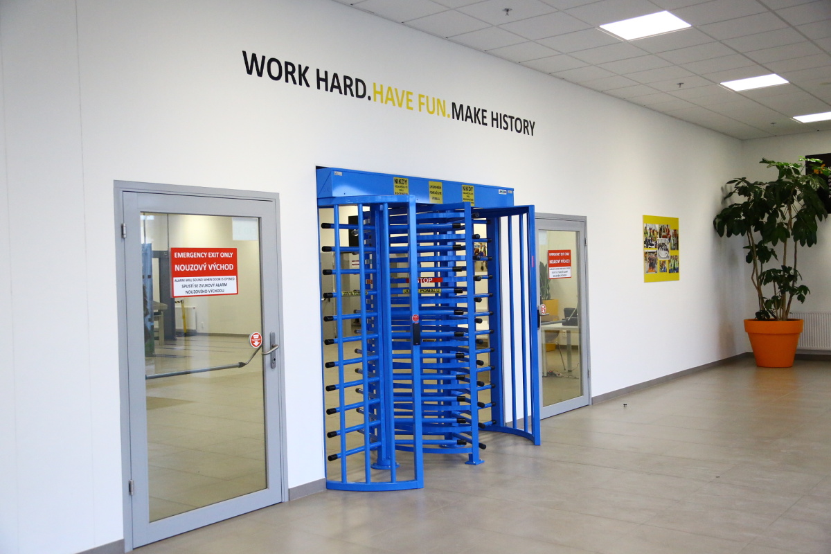 Distribuční centrum Amazonu v Dobrovízi