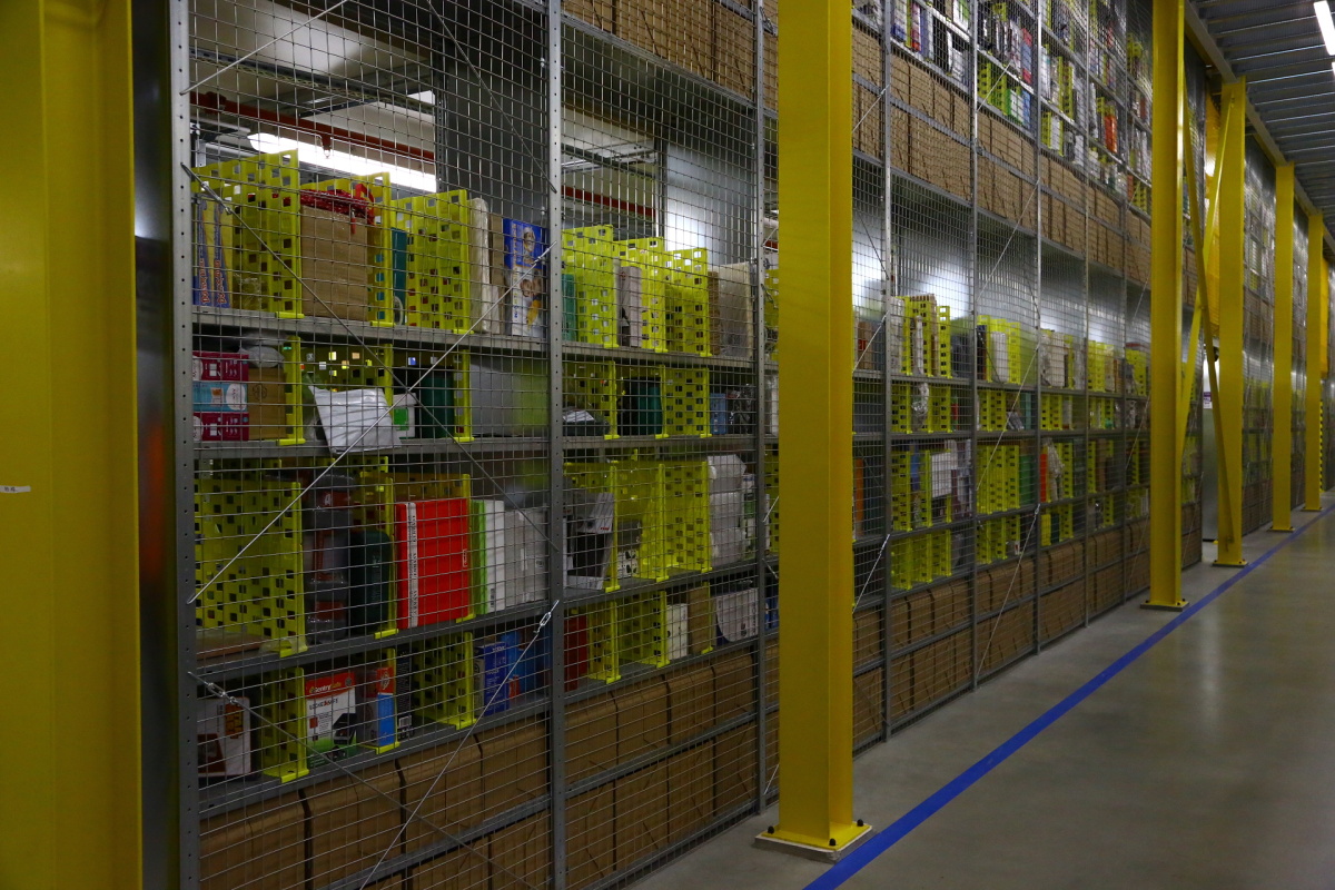 Distribuční centrum Amazonu v Dobrovízi