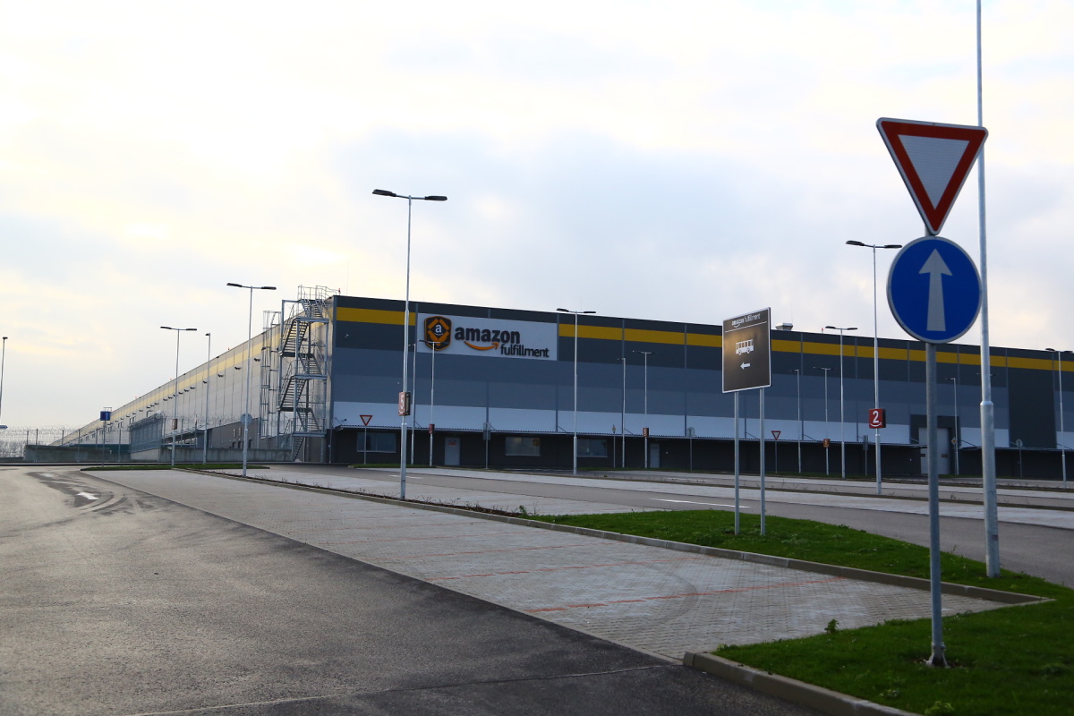 Distribuční centrum Amazonu v Dobrovízi