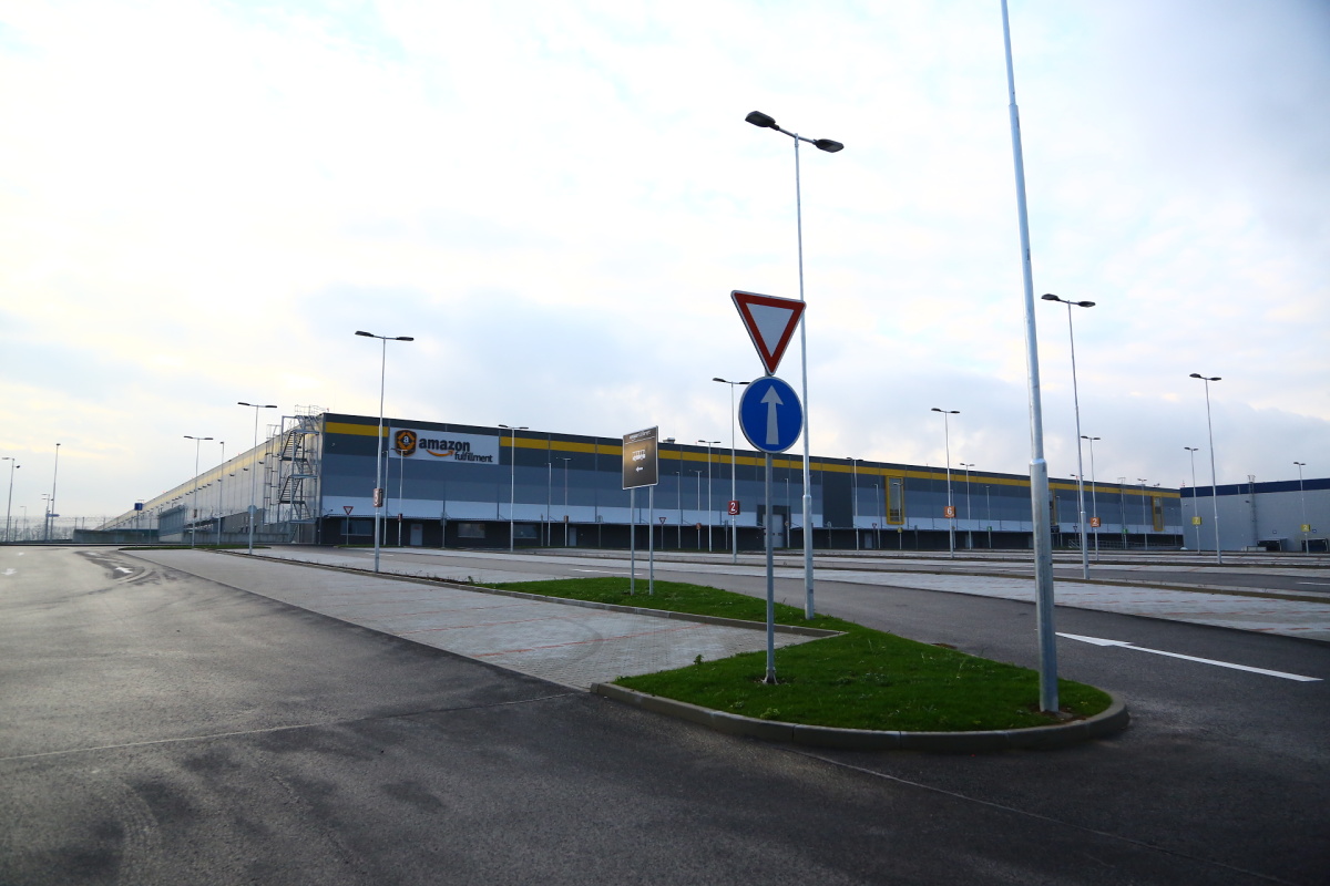 Distribuční centrum Amazonu v Dobrovízi