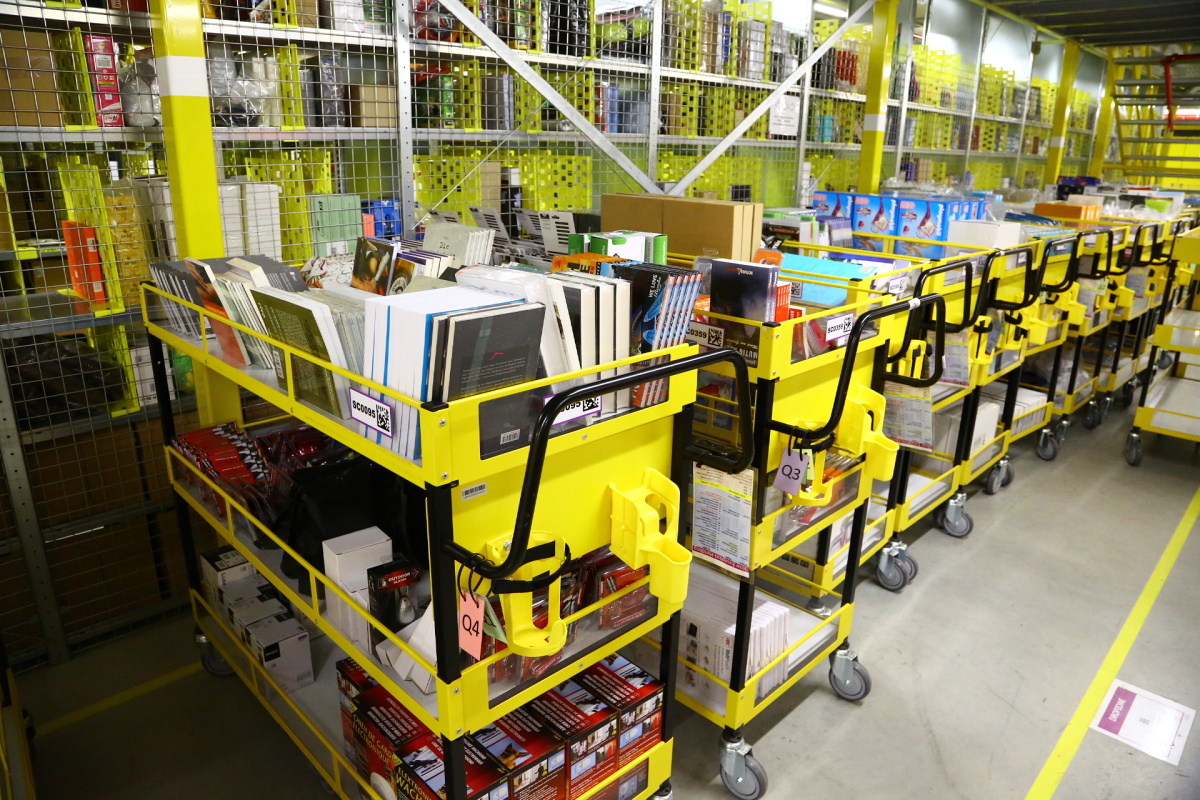 Distribuční centrum Amazonu v Dobrovízi