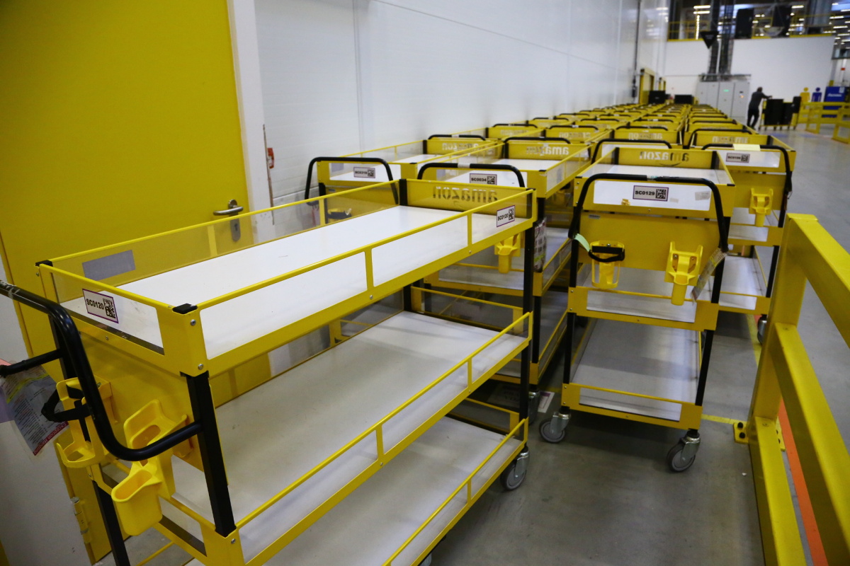 Distribuční centrum Amazonu v Dobrovízi