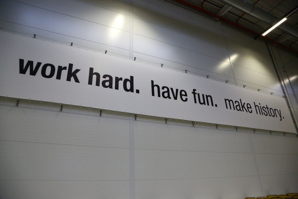 Distribuční centrum Amazonu v Dobrovízi