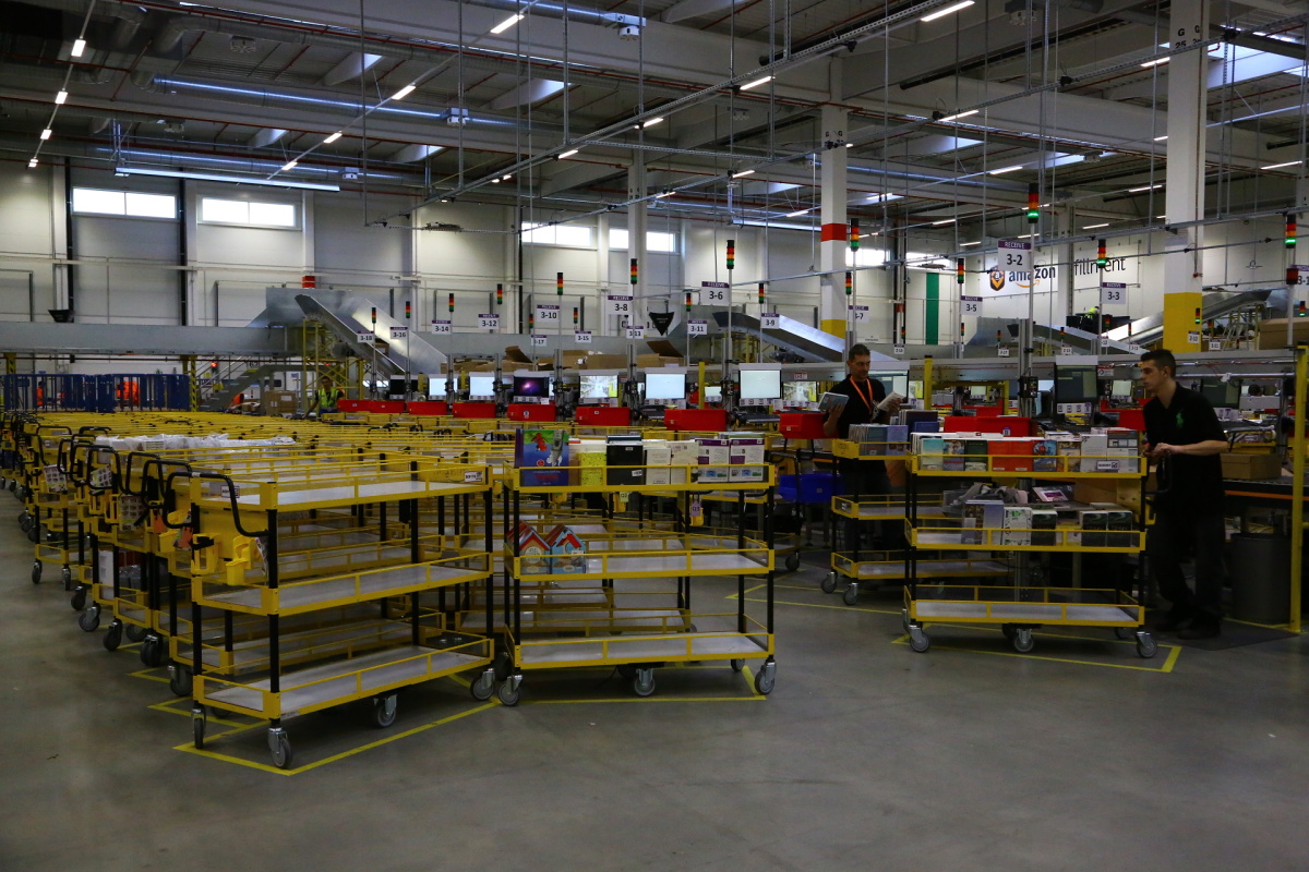 Distribuční centrum Amazonu v Dobrovízi