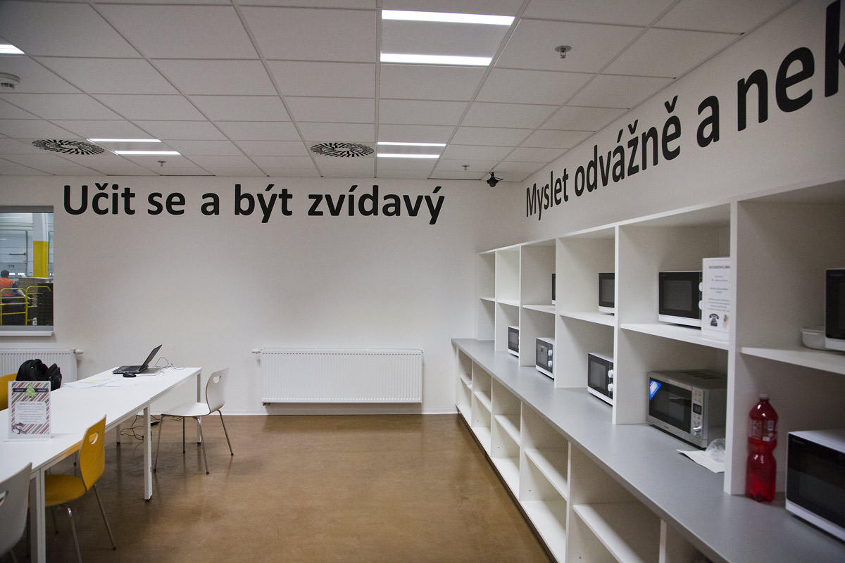 Distribuční centrum Amazonu v Dobrovízi